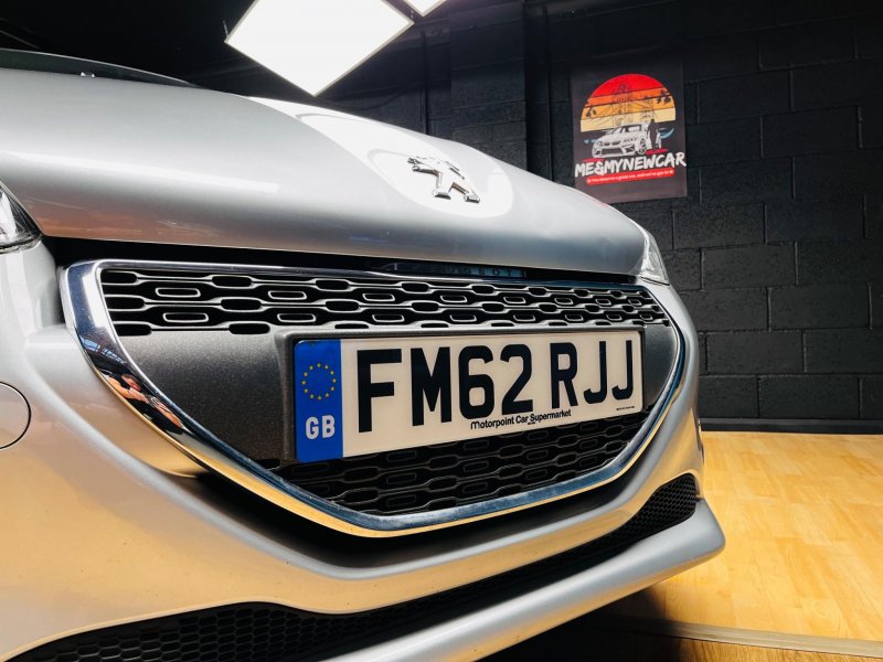 PEUGEOT 208
