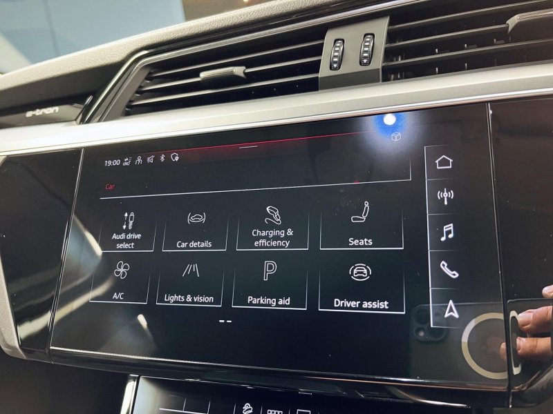 AUDI E-TRON